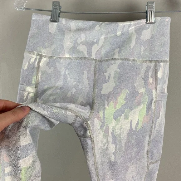 Zyia Womens Silver Metallic Camo Pocket Light n Tight Capri Leggings Size 6-8 - Picture 12 of 13